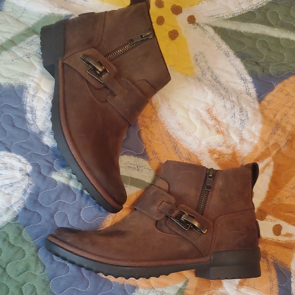 UGG Brown Ankle Boots with Classic Silhouette